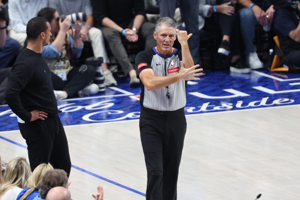 NBA裁判薪资！年薪15万-55万美元 常规赛单场平均3K-7K美元