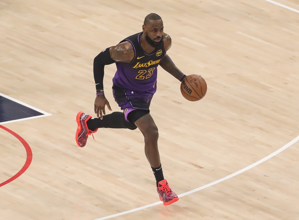NBA历史40岁以上球员场均助攻榜：詹姆斯8.4次第一 乔丹第六