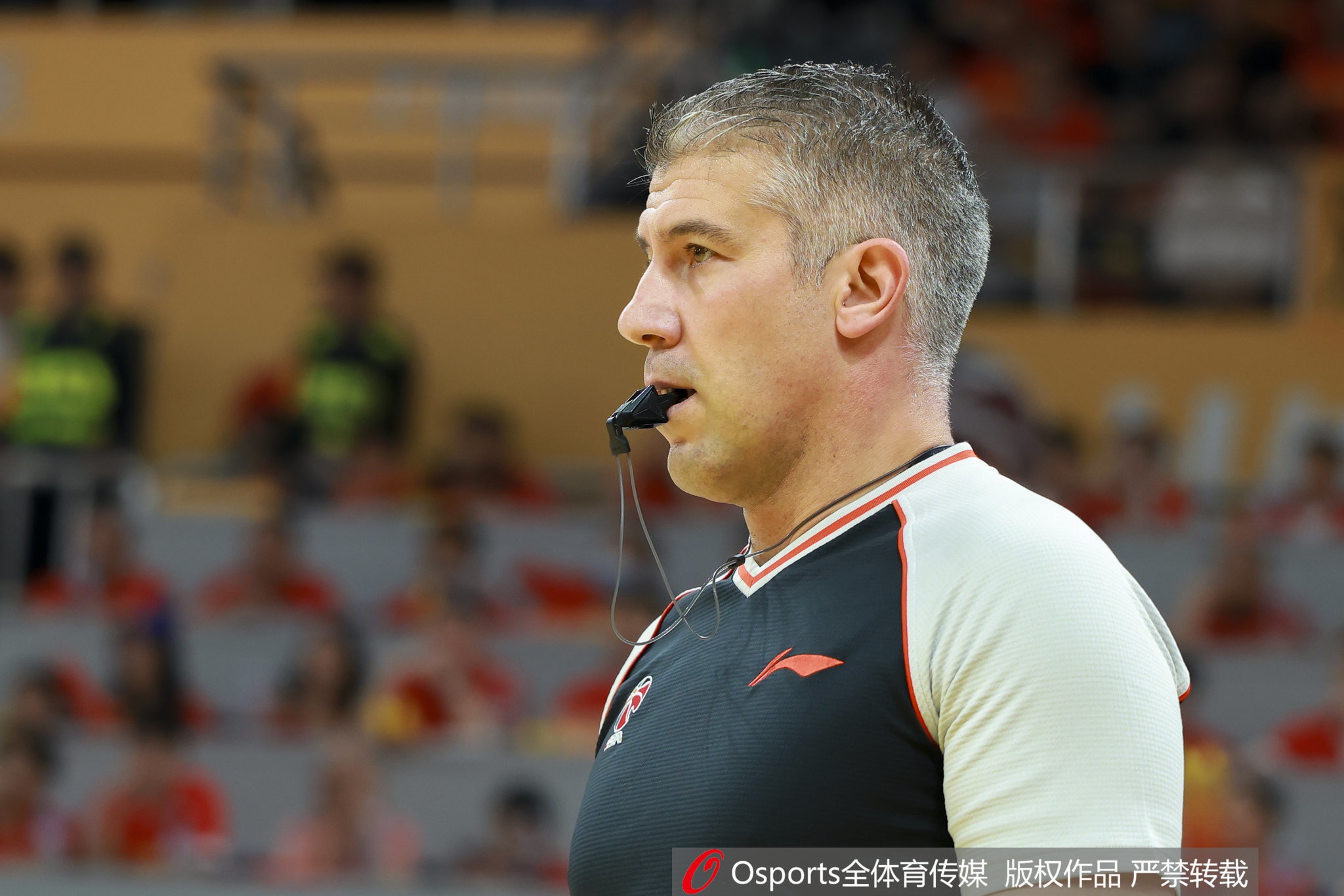 一目了然！媒体人：对比今晚吹罚 就知道国内裁判平日CBA控场之差